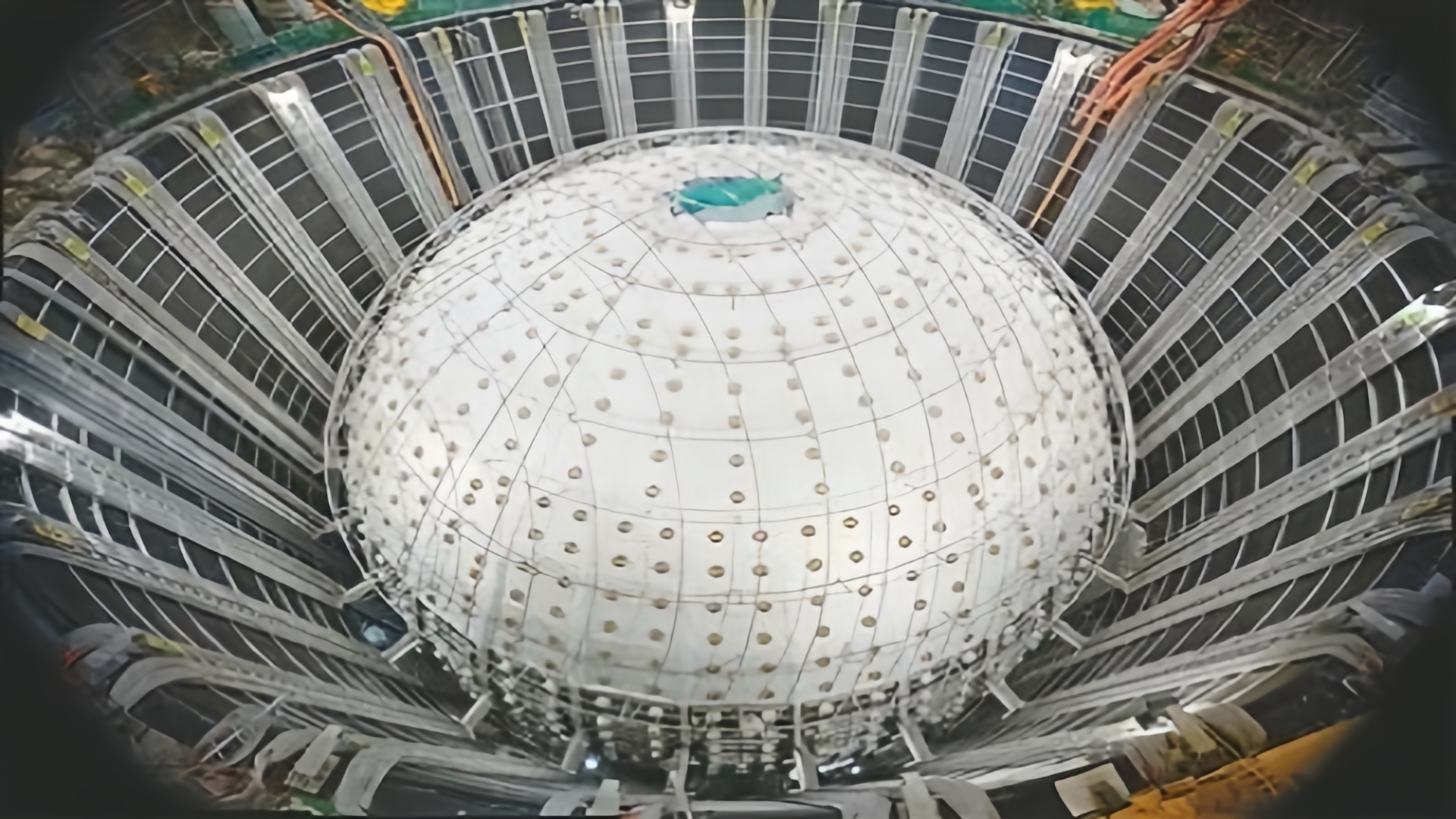 地下700米捕捉“幽灵粒子” 中国开启中微子研究新篇章